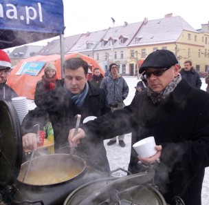 Starosta i burmistrz częstowali wigilijną zupą